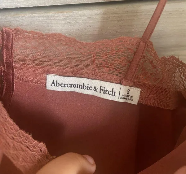 Abercrombie lace cami with button back detail and adjustable straps - Image 4