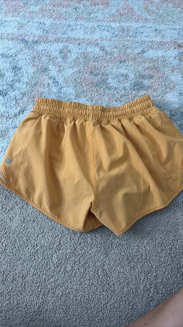 Lululemon Shorts Hotty Hot 2.5" Low-Rise - Image 3