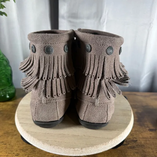 Minnetonka Double Fringe Concho Boot 9.5 Taupe Suede Boho Moccasin Ankle - Image 6