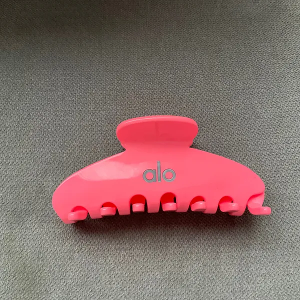 Alo Yoga 90's Claw Clip Neon Bubblegum - Image 3