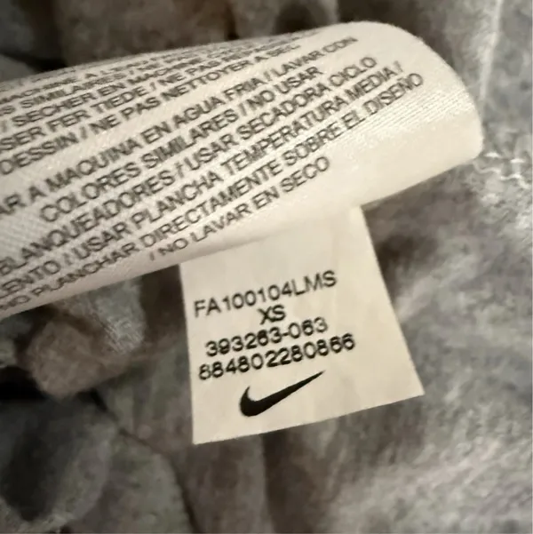 Nike Short Sleeve Graphic T-Shirt - Image 6