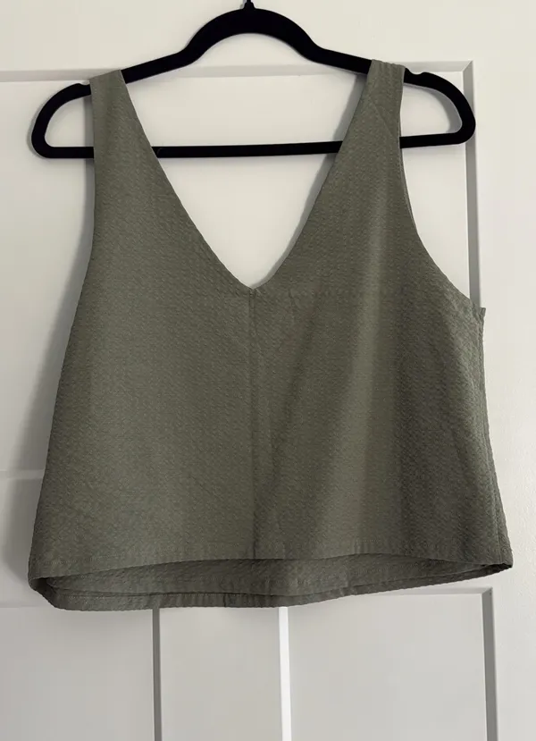Vuori Medium Villa Textured Crop Tank Top in Laurel - Image 4
