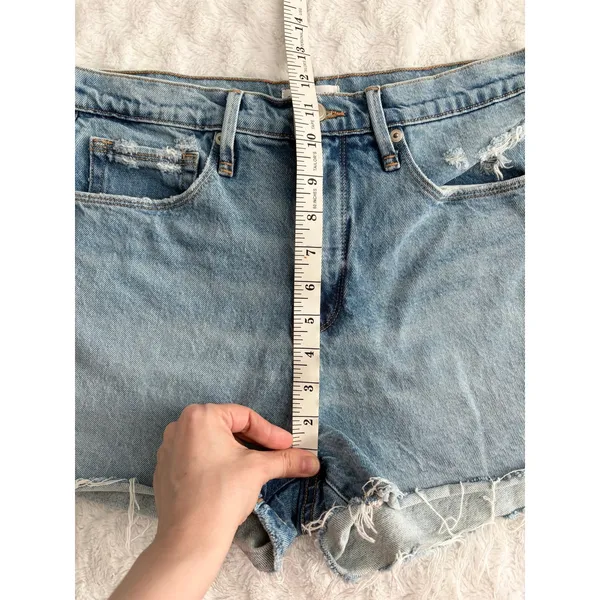 Good American Light Wash Denim 90s Cut Off Distressed Raw Hem Summer Shorts 4 - Image 6