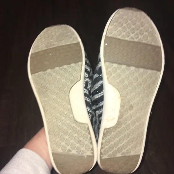 Tom’s 7.5 black and white abstract striped tennis shoes/sneakers - Image 5