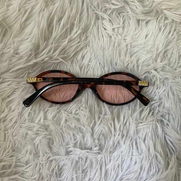 Trendy Oval tortoise shell colored pink tinted sunglasses with gold accents - Image 4