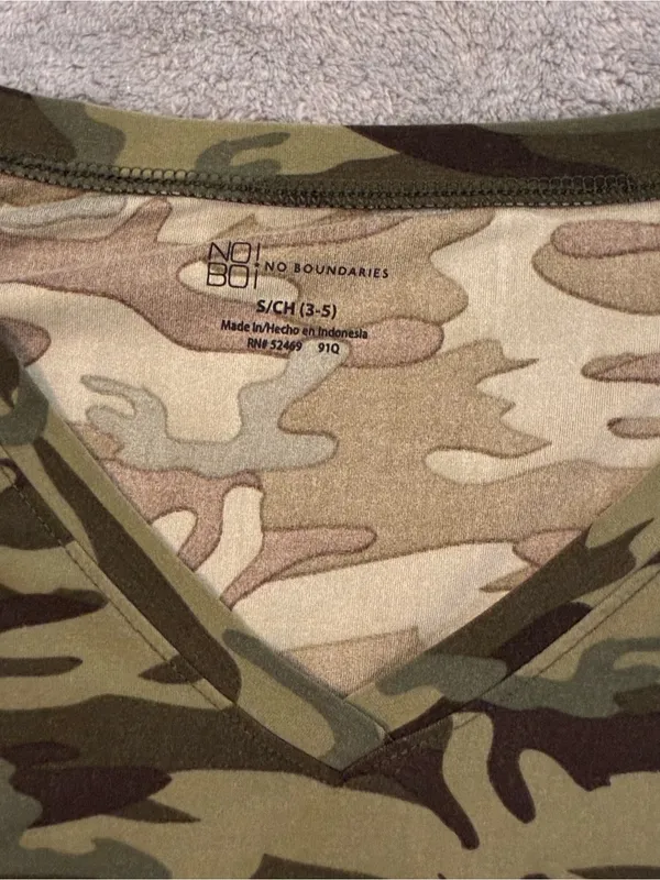 Women’s No Boundaries Brand Classic Camouflage V-Neck Tee - Olive Green Size S - Image 2