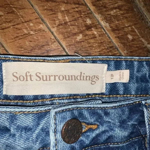Soft Surroundings light wash 12 cropped mom jeans - Image 2