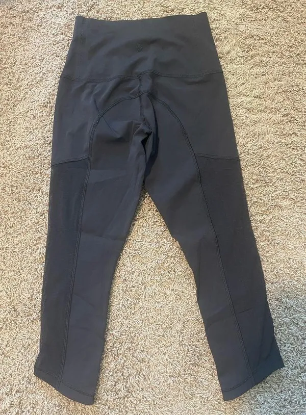 Lululemon mesh capri leggings 21” - size 4 - Image 4