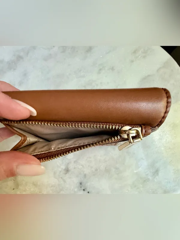 Michael Kors Carmen Medium
Envelope Trifold Wallet - Pink
Stripe - Image 11