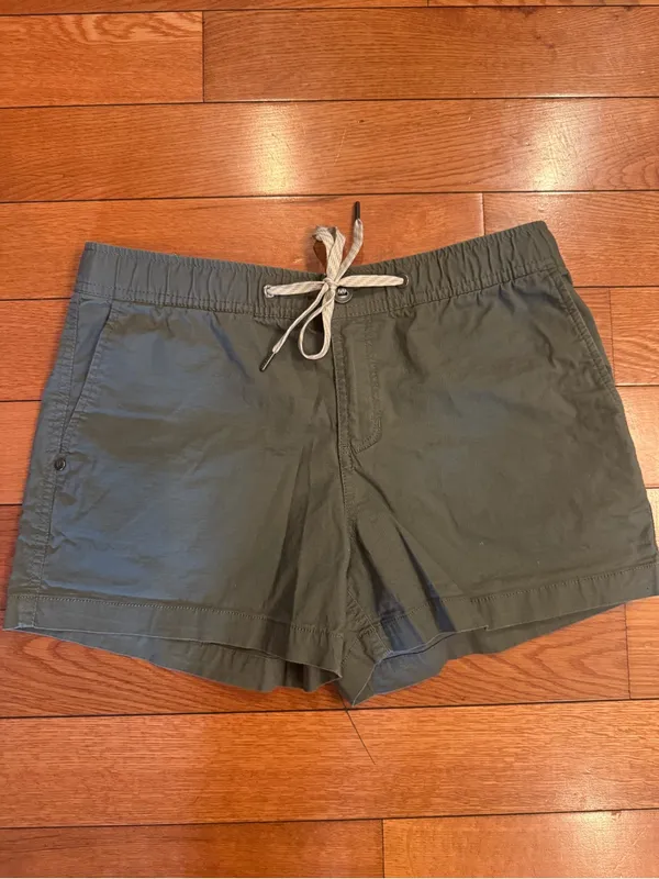 Vuori Women’s Olive Ripstop Drawstring Shorts LIKE NEW 30 Waist (Size M) - Image 2