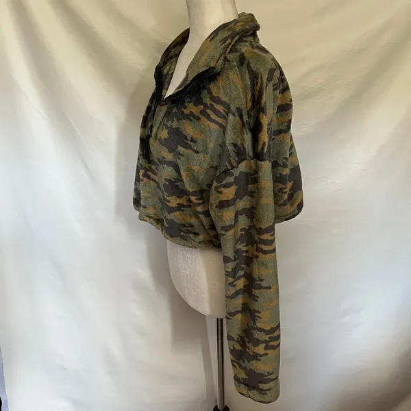 Y2K Urban Outfitters Camo Fuzzy Crop Pullover Womens Jacket Sz S Grunge Indie - Image 6