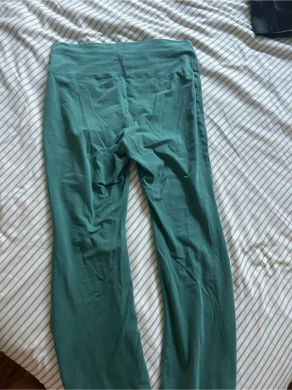 Aritzia TNA Chill Atmosphere Flare leggings - Image 3