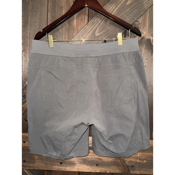 Athleta‎ Shorts Women's Olive Green Size 14 Stretch Shorts With Zipper Pockets - Image 5