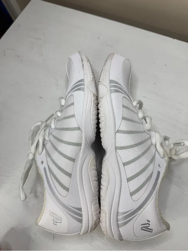 Varsity Miza+ White Cheer Shoes. Size 6.5 - Image 8