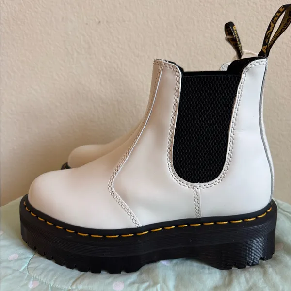 NWT Dr. Martens 2976 Quad LA004 Women’s White Boots size 7 - Image 7