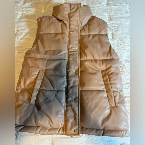 Abercrombie & Fitch Women's Camel Puffer Vest size XS - Image 10