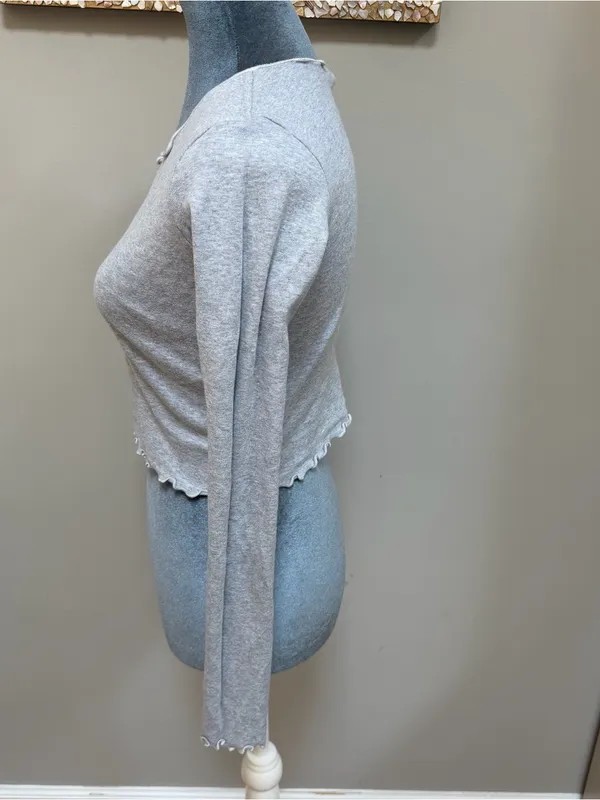 Brandy Melville Italy light grey cotton ruffled long sleeve crop top shirt - Image 3