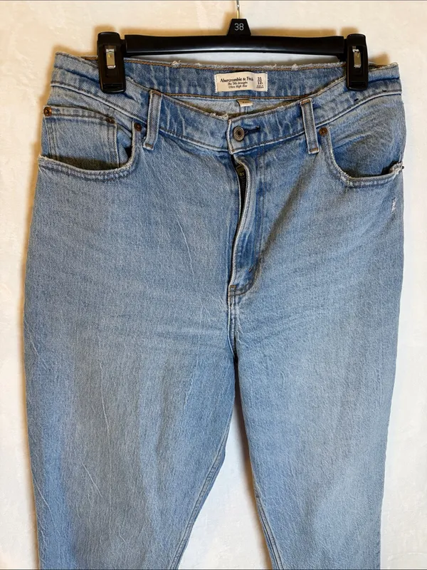 Abercrombie & Fitch Classic Light Wash High-Rise Straight Jeans - Image 5
