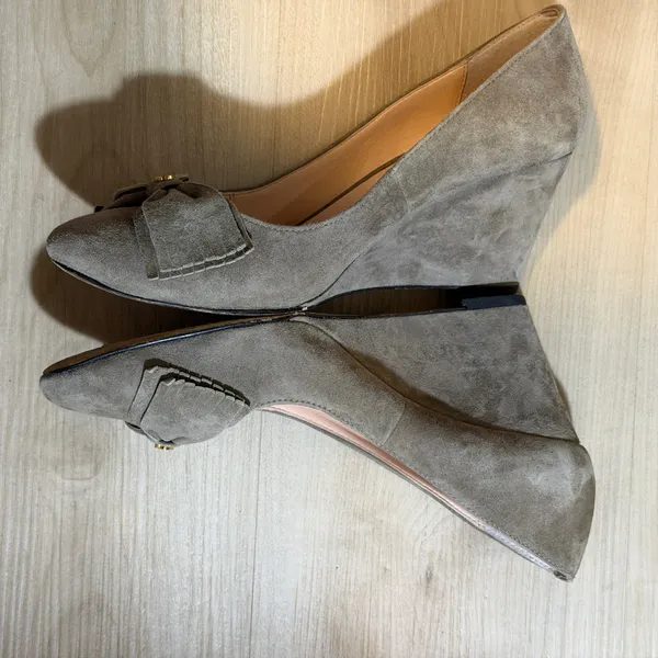 Kate Spade Wedge Heels Womens 8M Taupe Suede‎ Bow Fringe Dress Shoes - Image 4