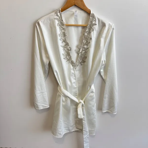 Flora Nikrooz Robe S/M White Silver‎ Lace Trim Belted Polyester - Image 6