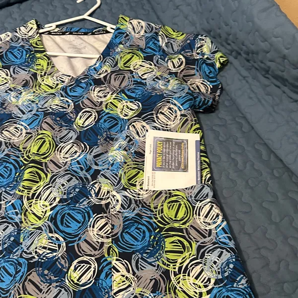 Vibrant Patterned V-Neck Scrub Top Sz L by Nautica excellent condition - Image 3