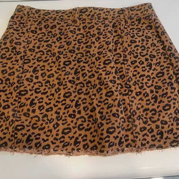 Denim like leopard‎ print skirt with pockets NWT size Medium - Image 5