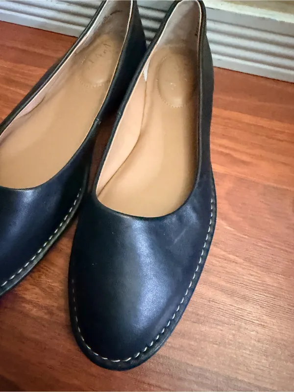 Crown Vintage Black Leather Ballet Flats with Tan Insole - Image 3