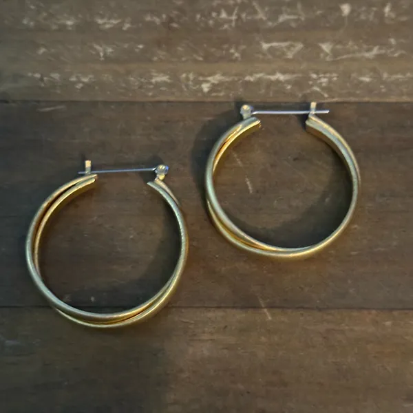 Brushed gold tone intertwined hoop earrings - Image 5