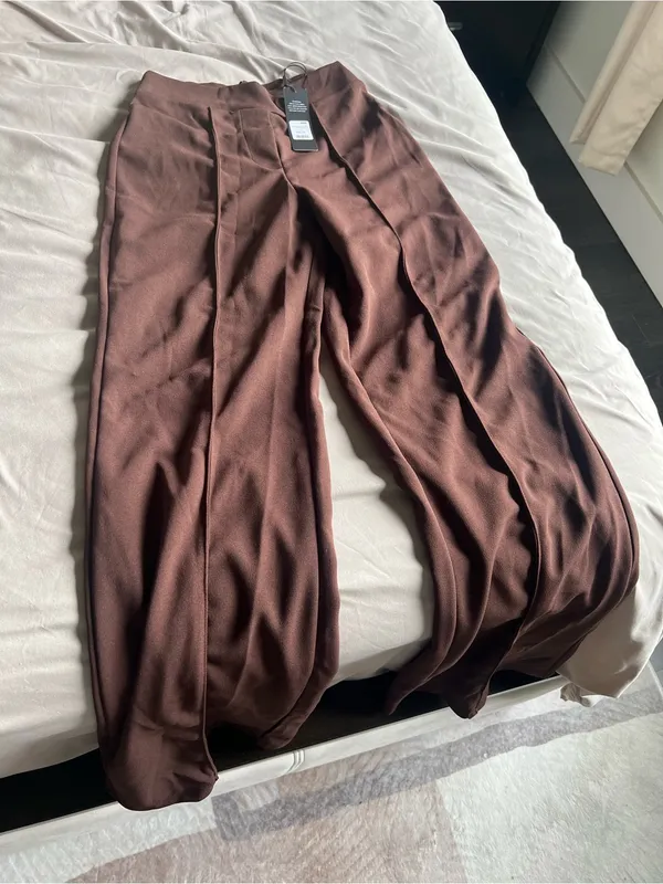 High-Waist Pleated Trousers in Dusty Rose - Image 3