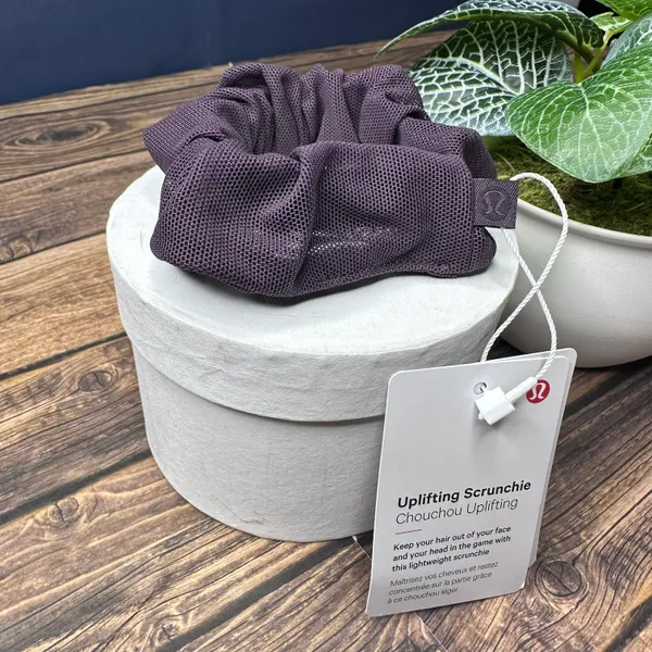 Lululemon Uplifting Scrunchie NWT ONE SIZE (BLCT) - Image 4