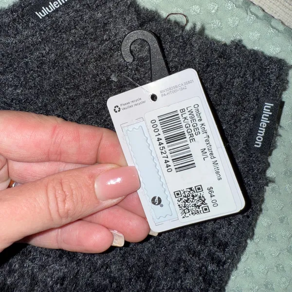NWT Lululemon Women's Ombre Knit Textured Mittens Black Graphite Grey Size M/L‎ - Image 3