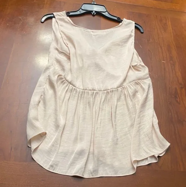 Impressions ladies sleeveless blouse is a size Medium. - Image 6