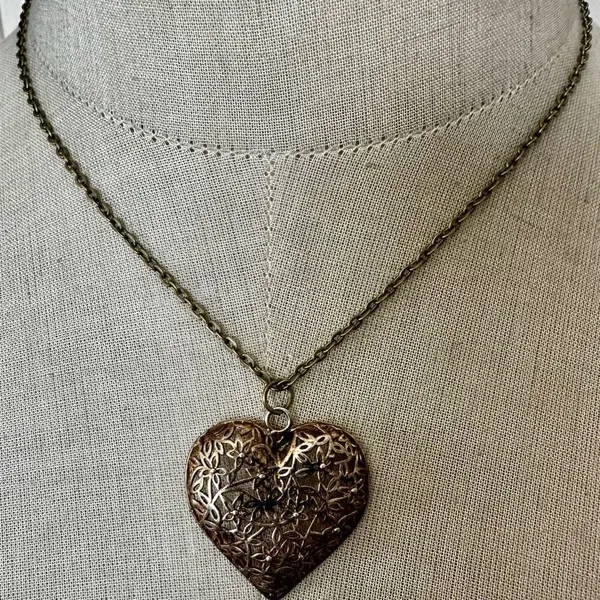 Filigree gold tone Heart Pendant Necklace - Image 2