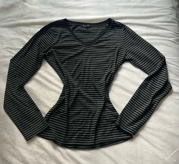 Y2K Vintage Hype Fitted V Neck Striped Long Sleeve Black - Image 2