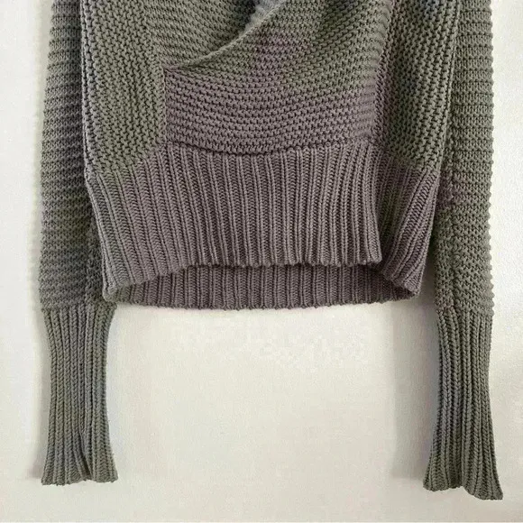 American Eagle Outfitters Sweater Cable Knit Ribbed Long Sleeves V-Neck‎ Medium - Image 3