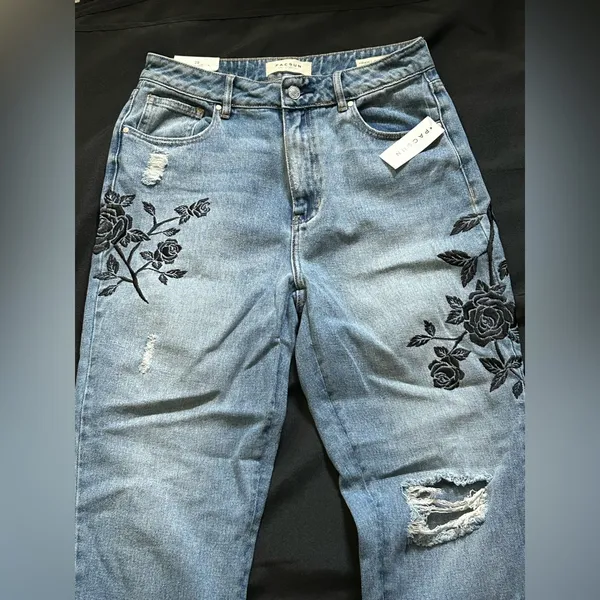 PacSun Black Rose Embroidered Distressed Women's Mom Denim Jeans SZ 29 Brand New - Image 3
