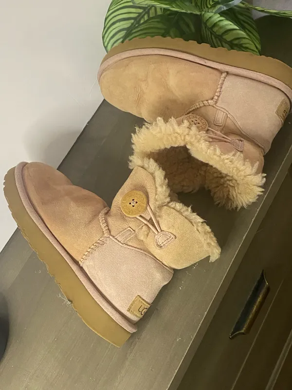 UGG Australia Bailey Button Suede Boots Womens Size 7 Chestnut Brown - Image 6