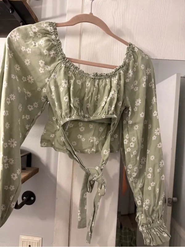 Hollister Light Green Floral Tie-Front Puff Sleeve Crop Top - Image 3