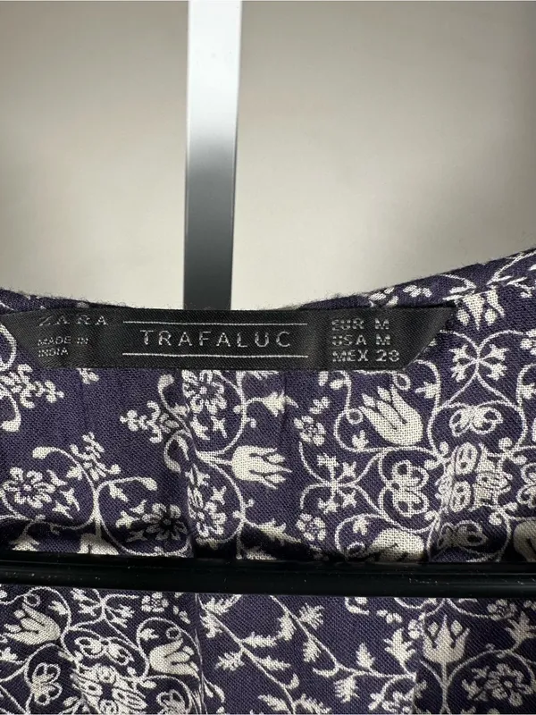 N148. Zara Trafaluc- Boho Floral Twist-Front Peasant Top Navy/White with pockets - Image 2