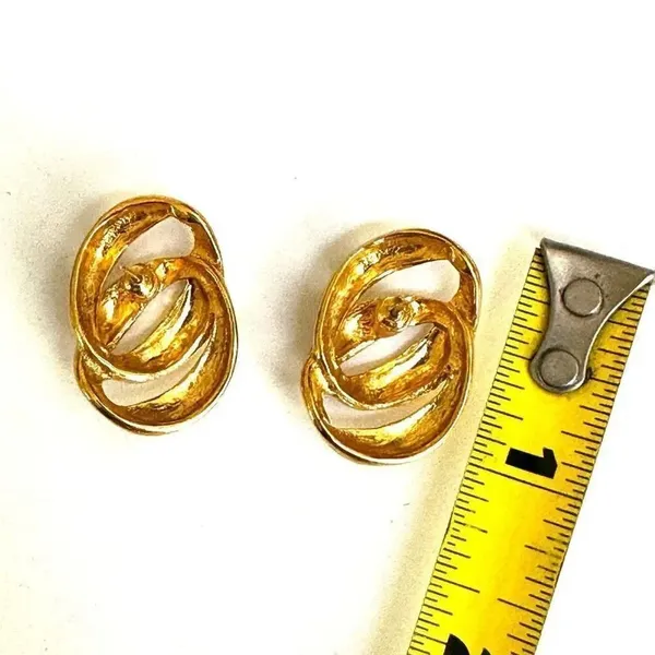 Gold tone circle link earrings - Image 5