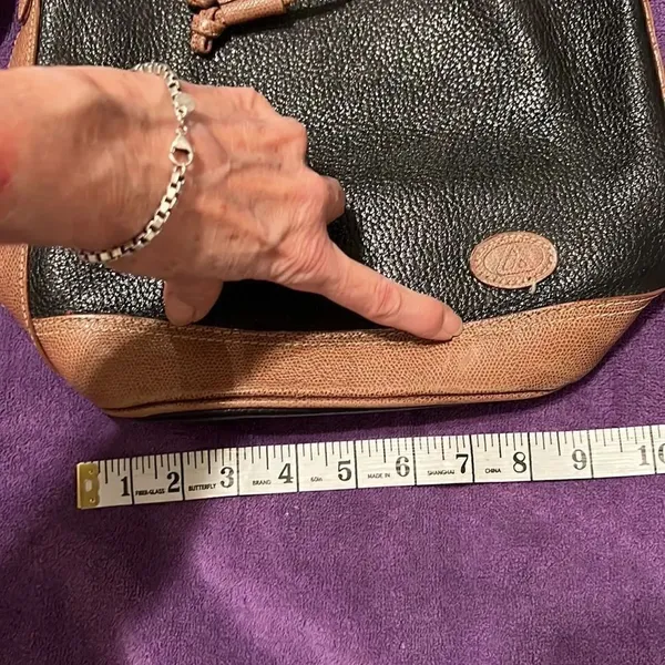 Liz Claiborne black and tan leather crossbody handbag in GUC - Image 14