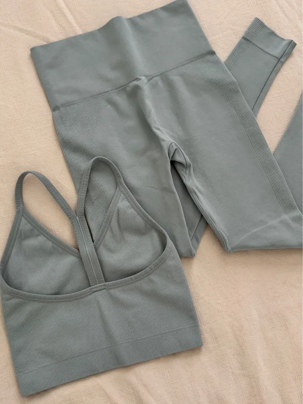 SET ACTIVE Sculptflex Set (XS) - Ribbed V Bra & Leggings, Light Blue Grey - Image 2