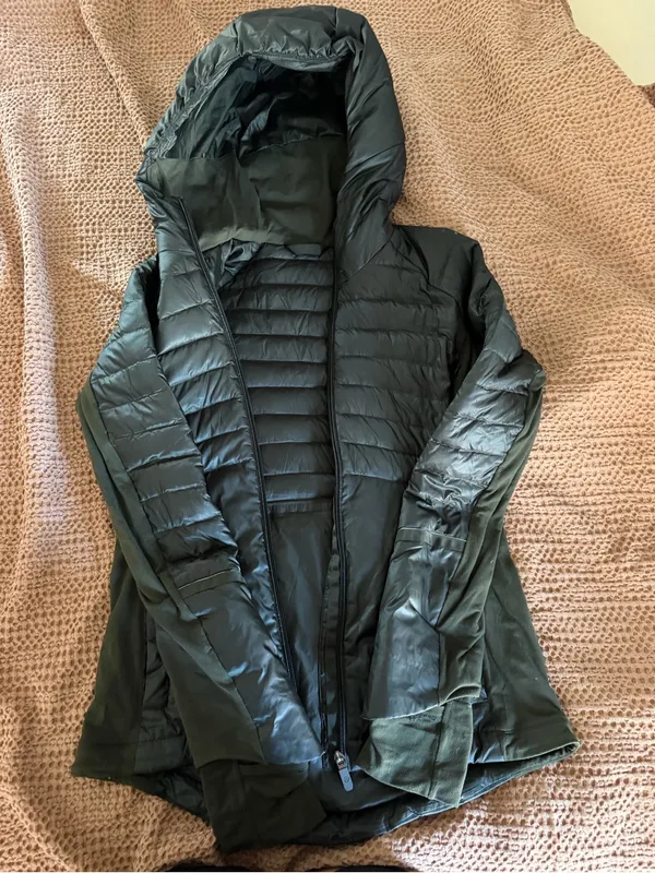 Lululemon down for a run jacket size 6 olive green - Image 3