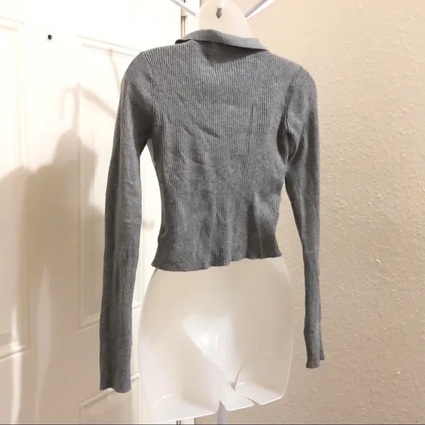 Grey ribbed long sleeve V-neck polo henley shirt top blouse #preppy #minimalist Size L-measurement in pics - Image 2