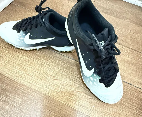 Nike Women's Size 9.5 Fastflex Baseball / Soccer Cleat - Image 5