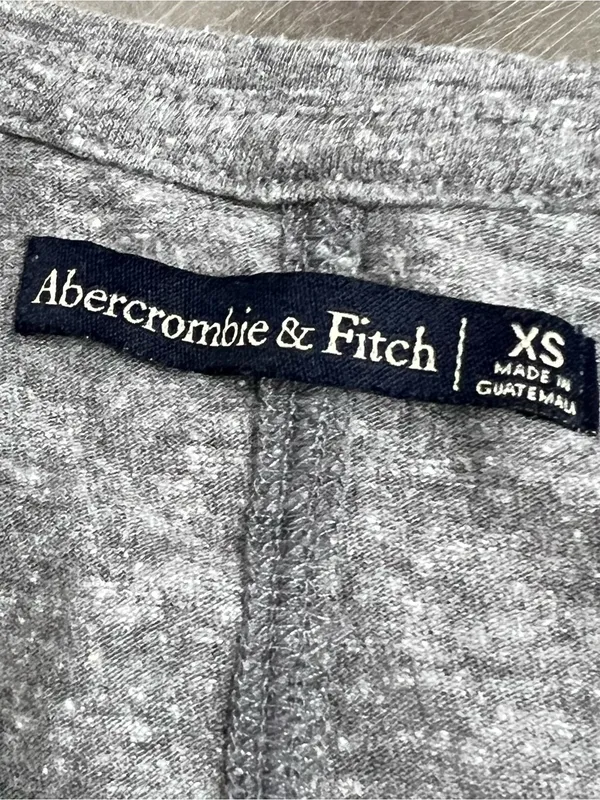 Abercrombie & Fitch Cropped Short Sleeve Gray Top with Stars - Size XS - GUC - Image 5