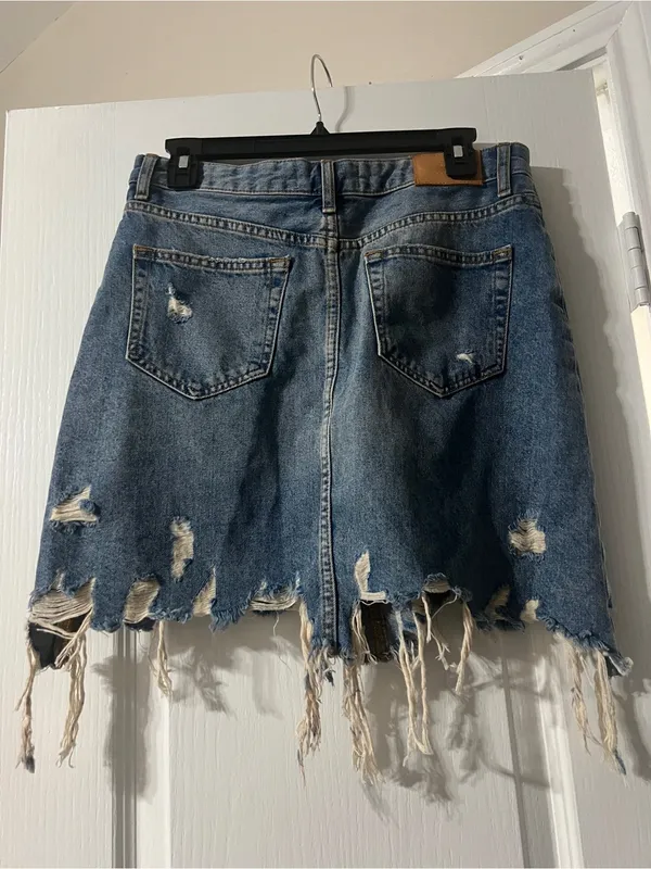 Zara Blue Distressed Denim Mini Skirt with Frayed Hem - Image 3