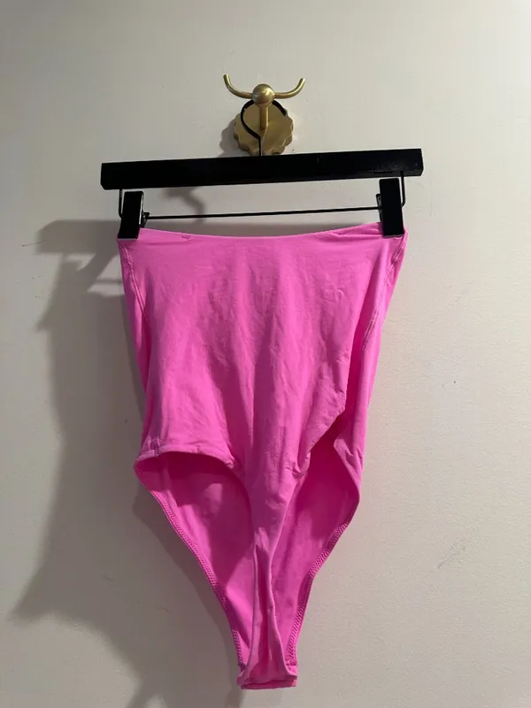 SKIMS Fits Everybody Strapless Bodysuit in Neon Orchid Size Small - Image 5