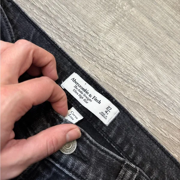 •Abercrombie & Fitch• The Ankle Straight Ultra High Rise Jeans - Image 5