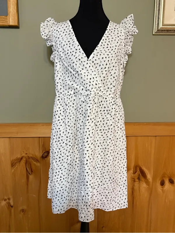 LOFT NWT White Mini Dress with Black Floral Print size 6 v-neck, ruffle sleeves - Image 3